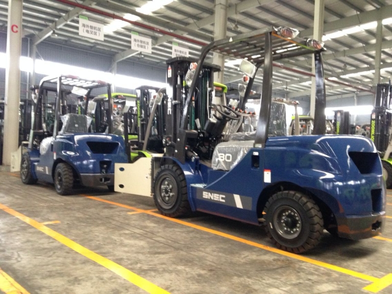 SNSC FD30 3T Diesel Forklift with Bale Clamp to Vietnam