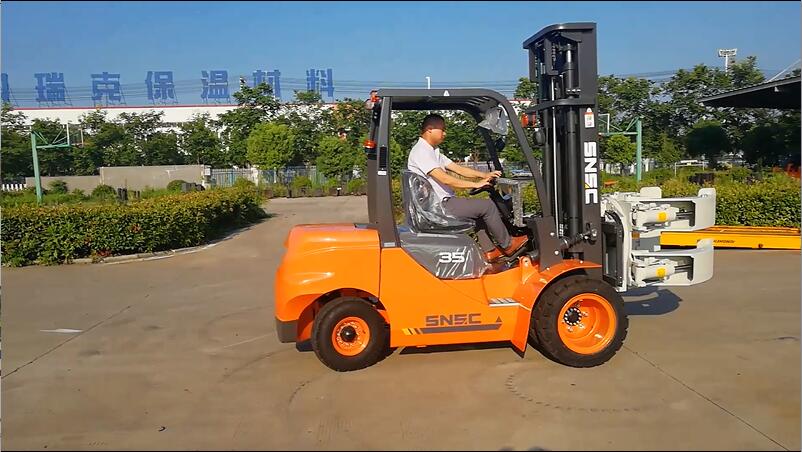 SNSC FD30 and FD35 Forklift with Paper Roll Clamp to Kazakhstan