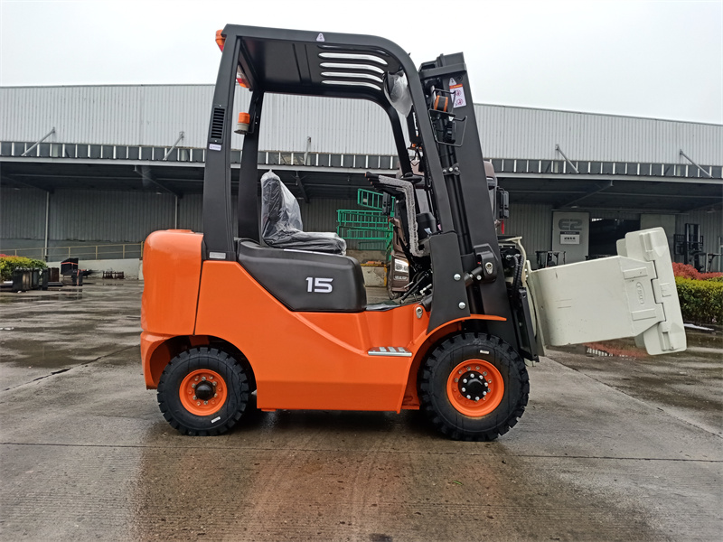 SNSC1.5 ton  Forklift  with paper roll clamp  to Guatemala