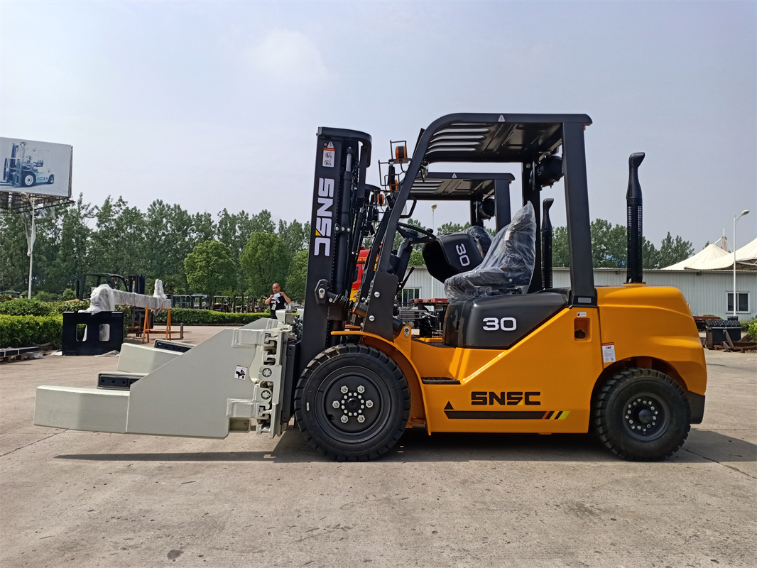 SNSC FD30  Diesel forklift with block clamp   to Seychelles