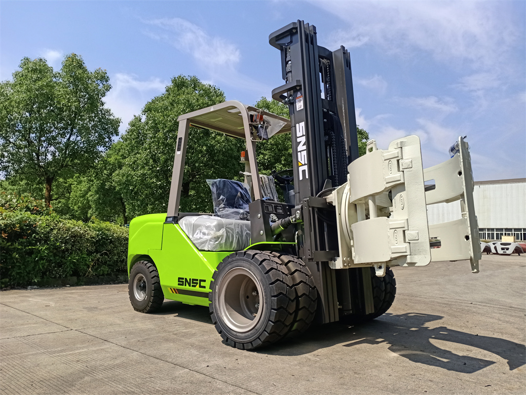 SNSC 4 ton Diesel  Forklift  wiht paper roll clamp to Senegal