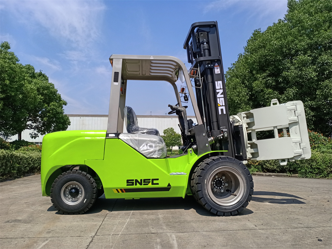 SNSC 4 ton Diesel  Forklift  wiht paper roll clamp to Senegal